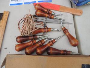 lot 651 image: Wood handle leather tools x  wing divider and tow strap