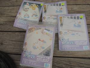 lot 659 image: Angel baby crib sheet & pillow case x baby quilt  To be embroidered