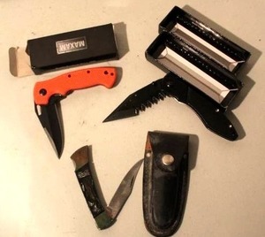 lot 130 image: Collection of pocket knives