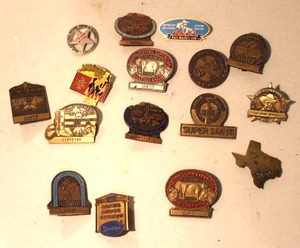 lot 145 image: a set of assorted vintage rodeo and  Western-themed lapel pins
