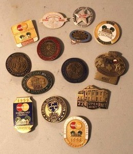 lot 146 image: a set of assorted vintage rodeo and  Western-themed lapel pins