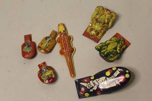 lot 205 image: These are vintage tin lithograph clicker toys and noisemakers