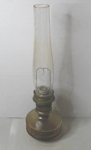 lot 253 image: vintage Aladdin Model 23 glass and brass oil lamp