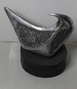 lot 260 image: vintage Gordon Hoselton Canadian abstract aluminum sculpture on a dark stone base