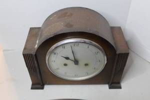 lot 269 image: vintage Art Deco mantel clock by the Enfield Clock Co., featuring an oak case with a rounded top