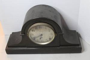 lot 270 image: vintage mantle clock