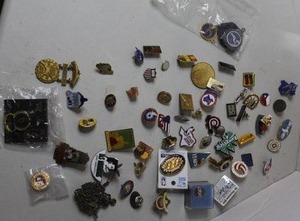 lot 312 image: collection of assorted vintage lapel pins and badges.