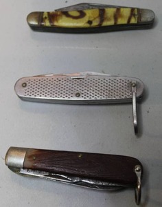 lot 332 image: vintage pocket knives