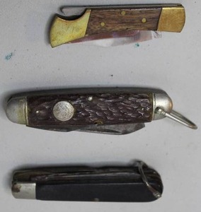 lot 337 image: vintage pocket knives
