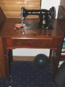 lot 369 image: vintage Singer sewing machine housed within a wooden cabinet