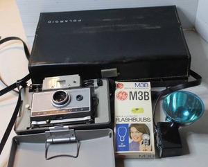 lot 376 image: vintage Polaroid Land Camera automatic model set with its original carrying case, flash unit, and M3B flashbulbs