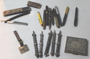 lot 394 image: Clauss brand vintage straight razor & vintage beaded compact & vintage handcrafted pens and more see pictures for details