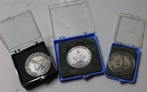 lot 401 image: vintage military and space-themed challenge coins