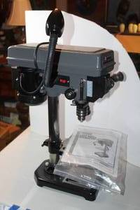 lot 450 image: Central Machinery 8-inch 5-speed bench drill press