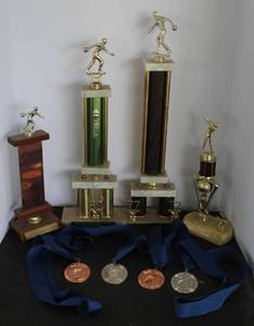 lot 522 image: collection of vintage-style awards