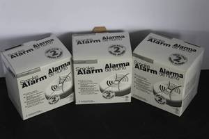 lot 527 image: three boxes of First Alert FG200B FamilyGard battery-operated smoke detectors