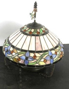 lot 528 image: vintage Tiffany-style hanging pendant lamp