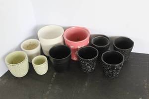 lot 539 image: Small flower pots