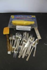 lot 567 image: Blakemore Electro-Carv electric knife and flatware pieces see pictures