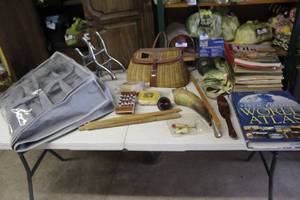 lot 581 image: Got to the end a mix of goodies that didnt make it in see pictures for details
