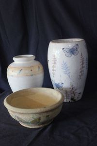 lot 72 image: Vintage pottery items