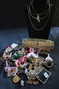 lot 174 image: Vintage Fashion Jewelry