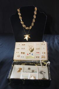 lot 173 image: Vintage Fashion Jewelry