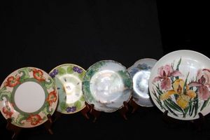 lot 138 image: Floral decorative plates