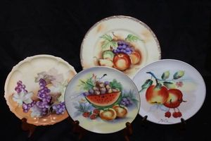 lot 139 image: Four fruit themed decorative plates&nbsp