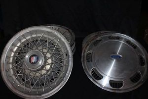 lot 153 image: Two sets of Vintage hubcabs, Ford and Buick