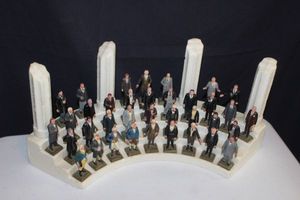 lot 17 image: Vintage 1960s Set of US President Figurines Manufactured By Louis Marx and Co.