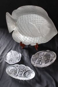 lot 209 image: Vintage Metal Fish platter and glass dishes