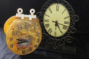 lot 215 image: Vintage novelty wall clock designed to look like a toilet seat, and desk top clock