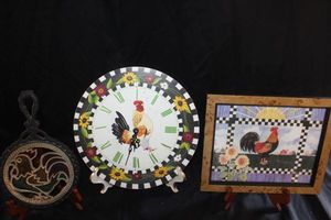 lot 223 image: Rooster themed wall decor