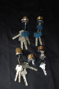 lot 265 image: Replacement cylinder locks with several keys