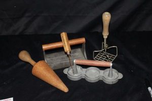 lot 284 image: Vintage kitchen and cooking Utensils
