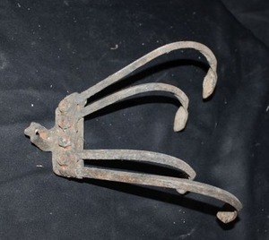 lot 312 image: Antique bailing claw