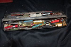 lot 326 image: Tool tray full of screw drivers