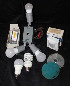 lot 337 image: Assorted light bulbs and fixtures