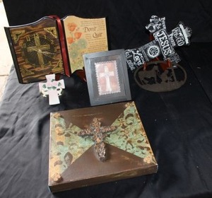 lot 345 image: Faith based decor