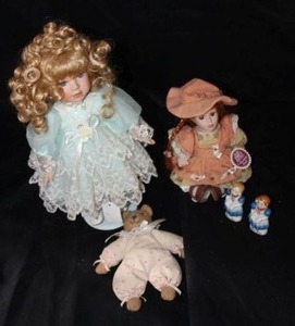 lot 367 image: Vintage Occupied Japan ceramic figures and Christina Verdi Porcelain dolls