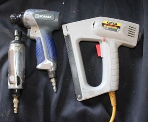 lot 375 image: Kobalt pneumatic drill, Alltrade pneumatic grinder, Stanley sharp shooter nail gun