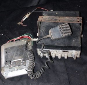 lot 380 image: Retro Cobra 146GTL CB radio