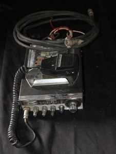lot 381 image: Retro Cougar 23B CB radio