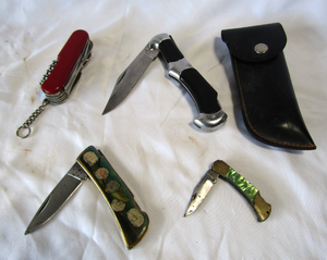 lot 65 image: Assorted pocket knives as shown