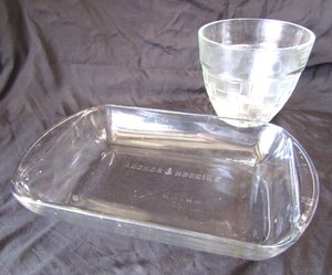 lot 27 image: Anchor Hocking glass baking dish and glass salad serving bowl