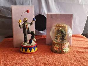 lot 219 image: Selection of 2 Emmett Kelly clown figurine music boxes - hand signed - in boxes