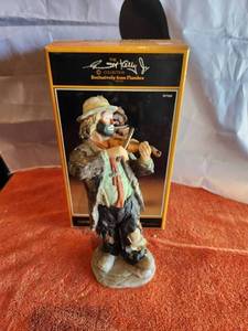 lot 207 image: Vintage Collectible Emmett Kelly Jr. Figurine - signed - Fiddle Player - 4922 of 9500 - with box