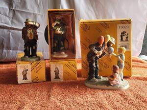 lot 208 image: Selection of 3 Emmett Kelly clown figurines - hand signed (2) - in boxes