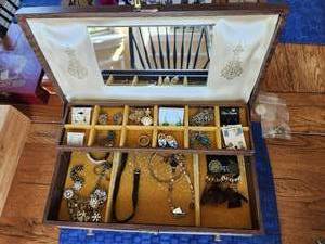 lot 226 image: Jewelry box with selection of jewelry